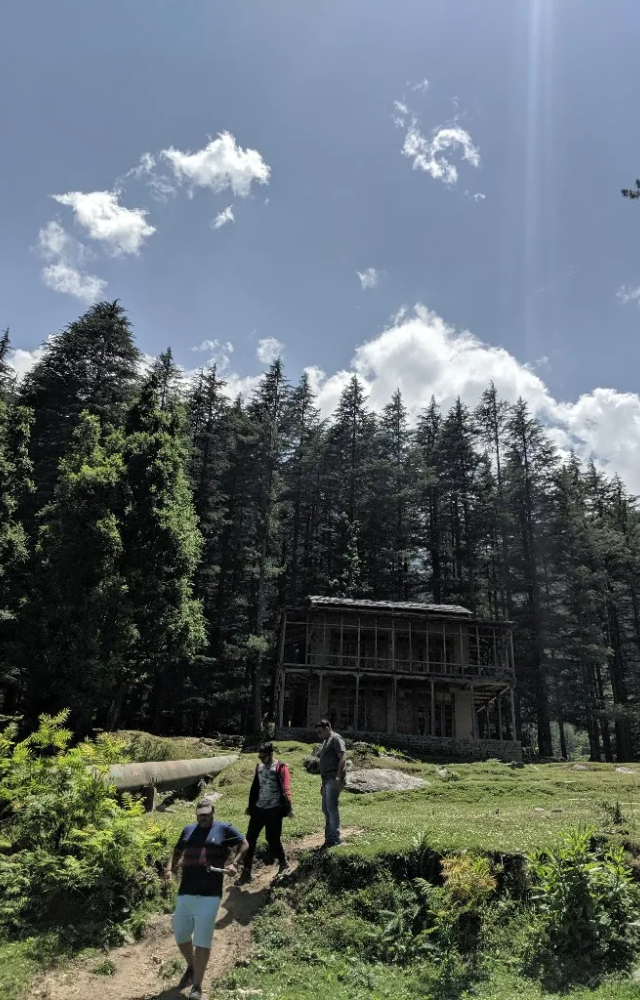A serene hamlet, Pulga is known for its untouched landscapes and proximity to the Parvati Valley’s natural beauty.