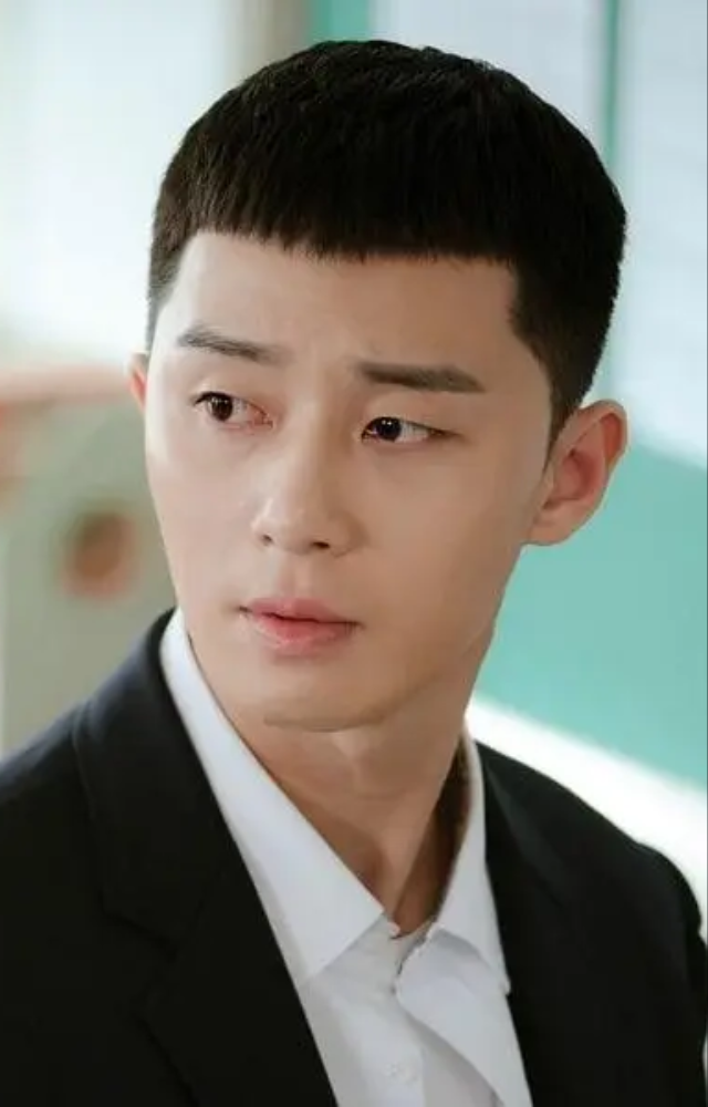 Park Seo-joon shines as an ex-con seeking revenge in Itaewon Class. A powerful story of resilience and ambition.