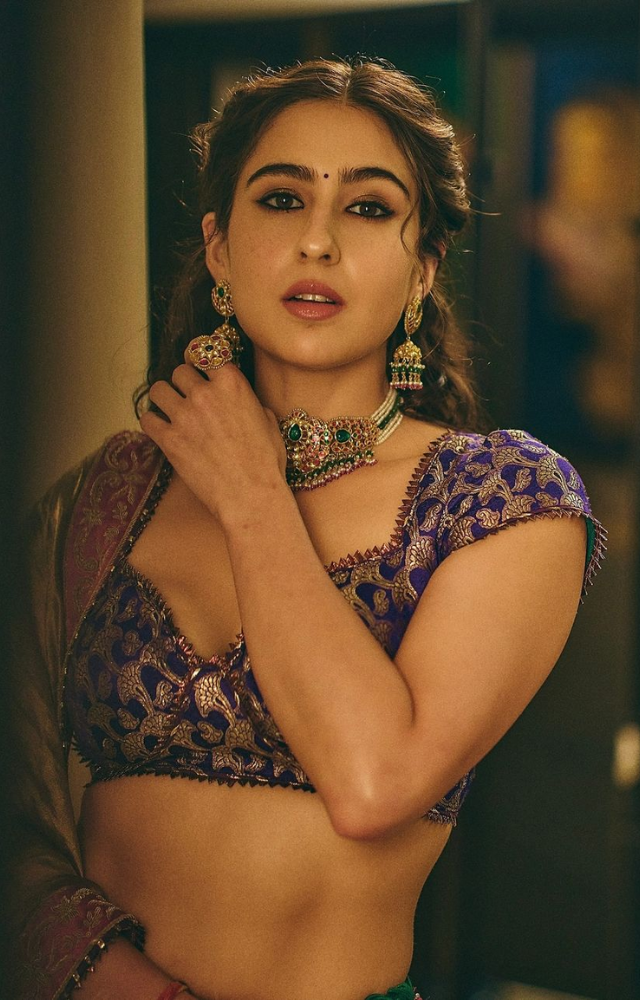 Sara’s choice of heavy, traditional jewelry perfectly complemented the ethnic look, enhancing the royal charm.

