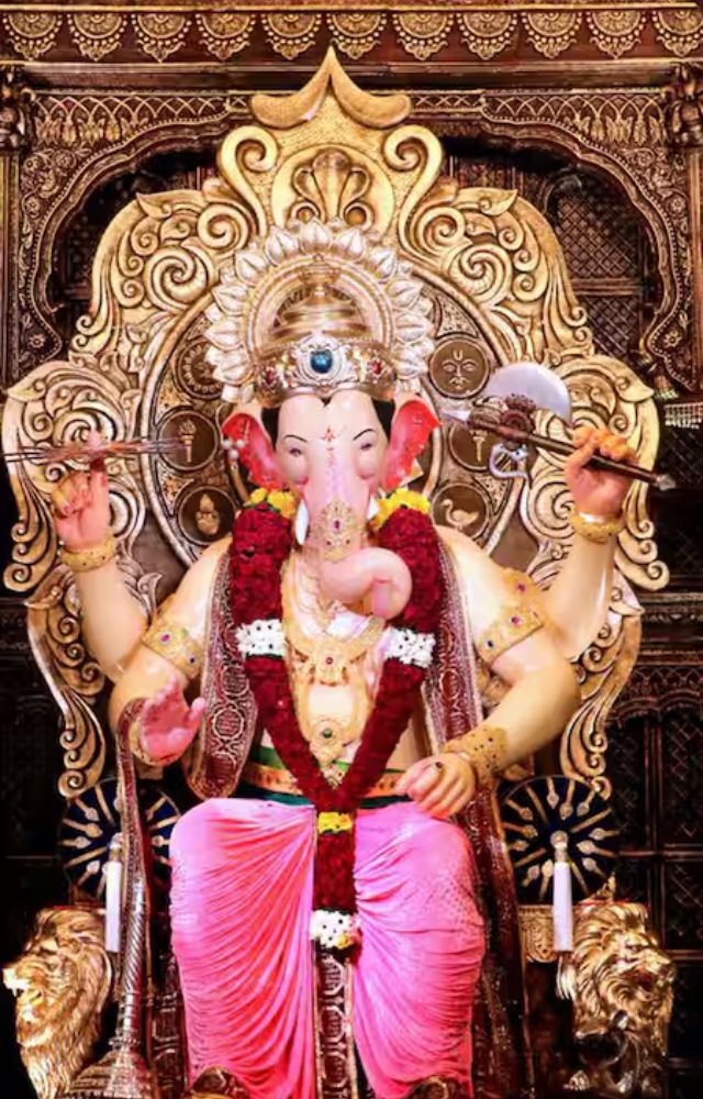 Established in 1934, this iconic idol represents the hopes and dreams of Mumbai’s working class, with a reputation for fulfilling wishes.
