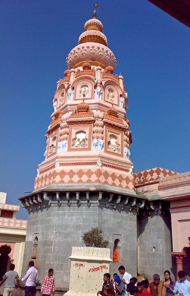 The first of the Ashtavinayak temples, Moreshwar is renowned for its rich heritage and the deity’s unique peacock form.
