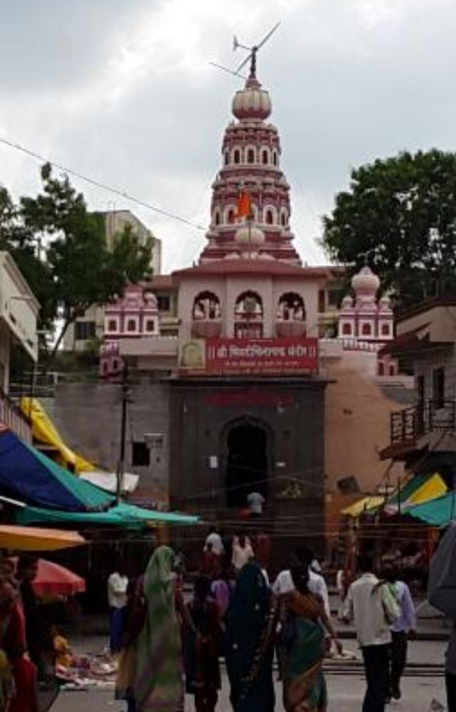 Known for its powerful blessings, Siddhivinayak is believed to fulfill wishes and provide strength to devotees, set amidst serene surroundings.
