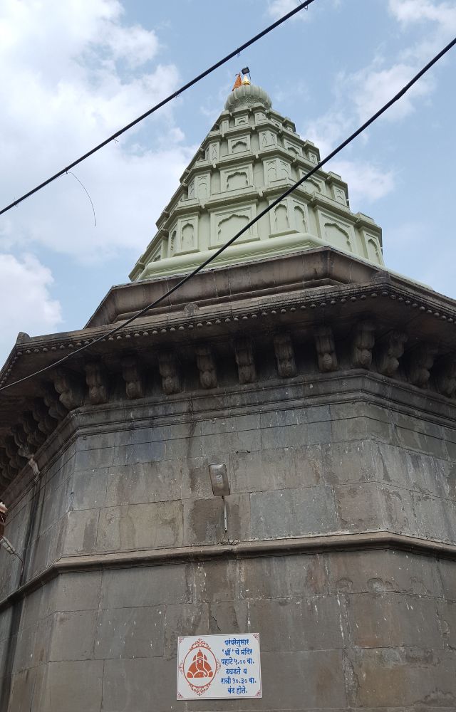 This temple celebrates Lord Ganesha in his form as Ballaleshwar, the deity worshiped by the devotee Ballal, showcasing its deep-rooted devotion.
