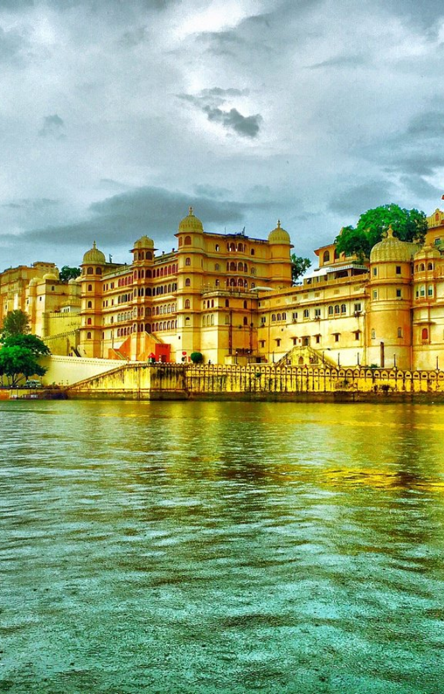 Surrounded by palaces and temples, this serene lake is perfect for a romantic boat ride at sunset.