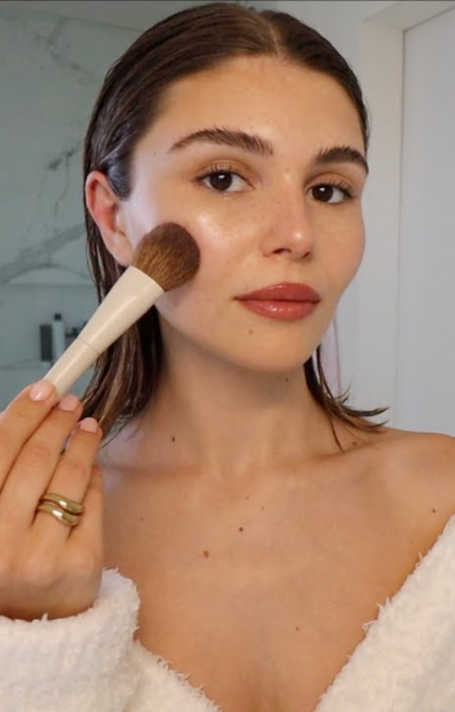 No time for a full face? Master a quick and flawless makeup look in just five minutes!