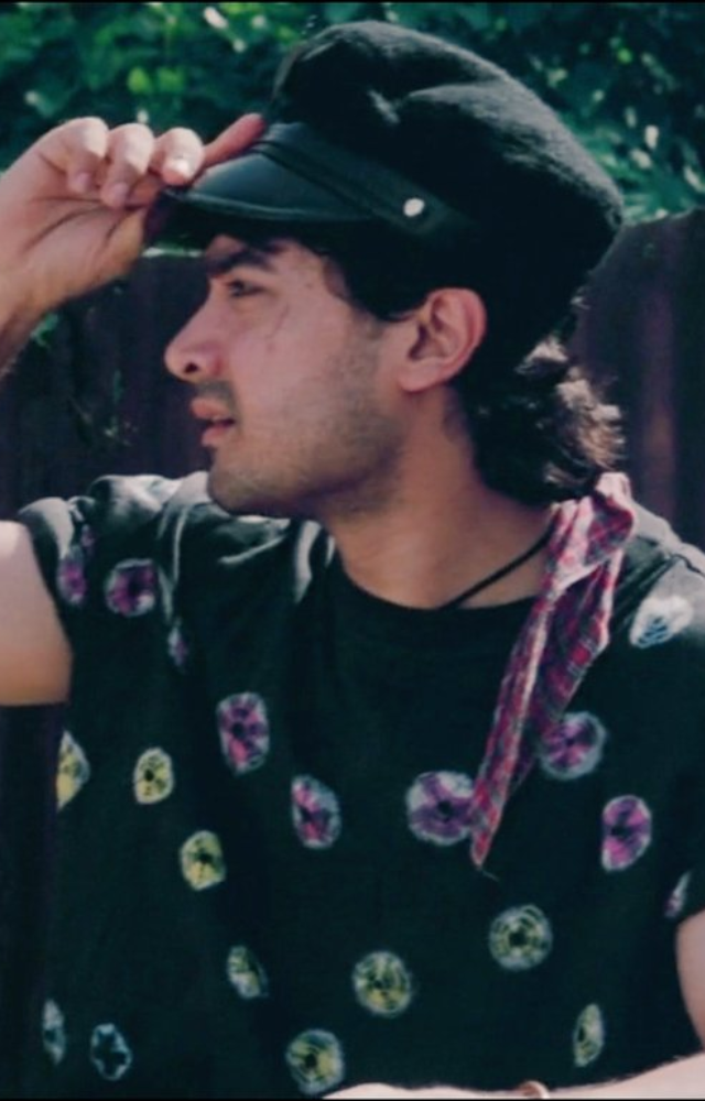 A tapori with a golden heart, Aamir ditched glamour to play a lovable, street-smart best friend.