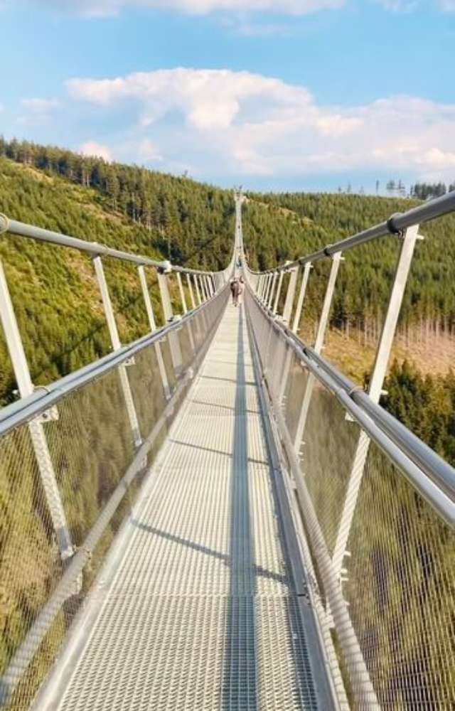 The world’s longest walking bridge spans 721 meters, crossing a deep valley in the Czech Republic’s Krkonoše Mountains.
