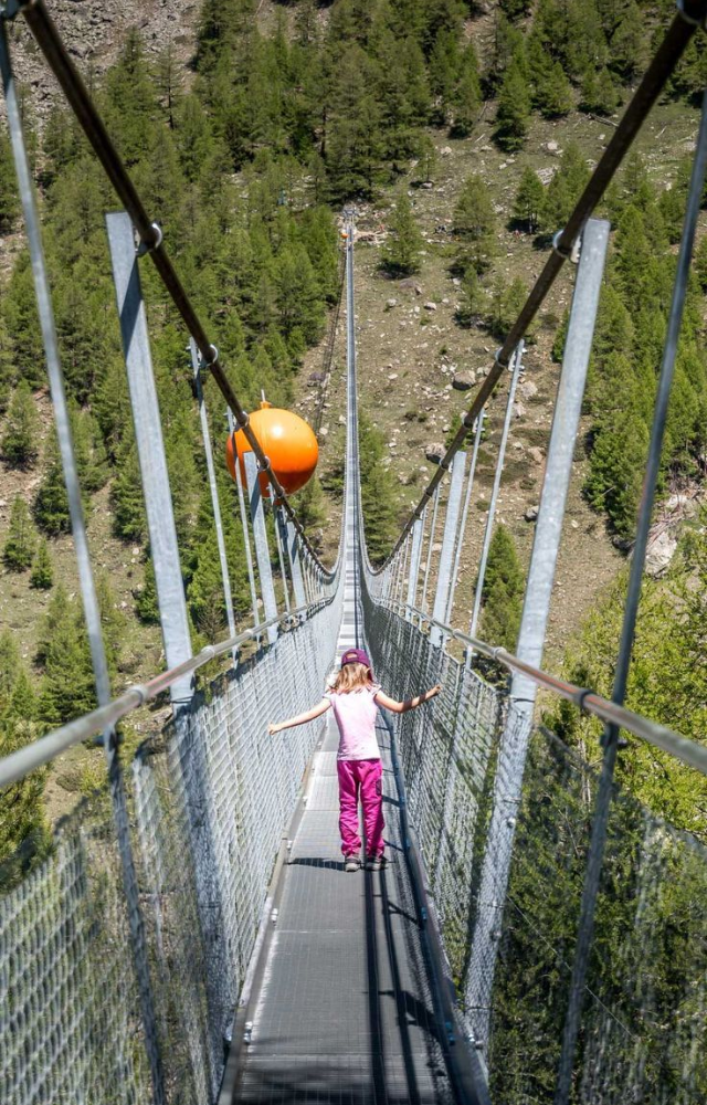 Europe’s longest suspension bridge for hikers at 494 meters, offering unforgettable views of the Swiss Alps.
