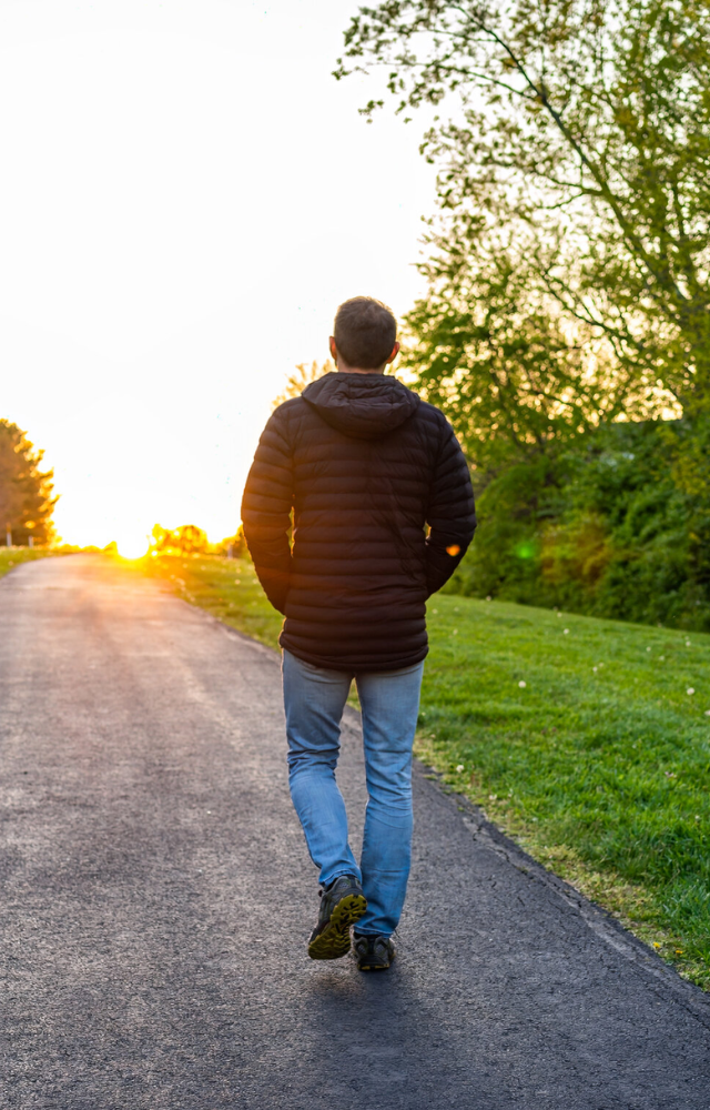 A light post-meal walk helps regulate blood sugar and eases heart strain. Simple and effective habit.
