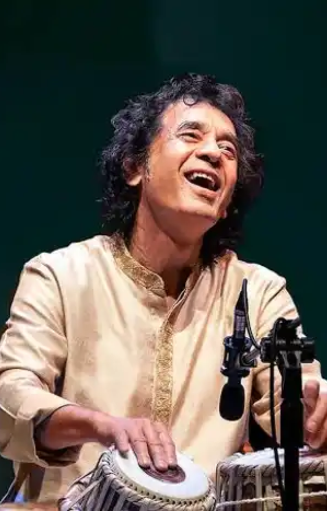 By the age of 7, Zakir Hussain was already mastering the intricacies of the tabla under his father’s guidance, showing signs of becoming a legend.
