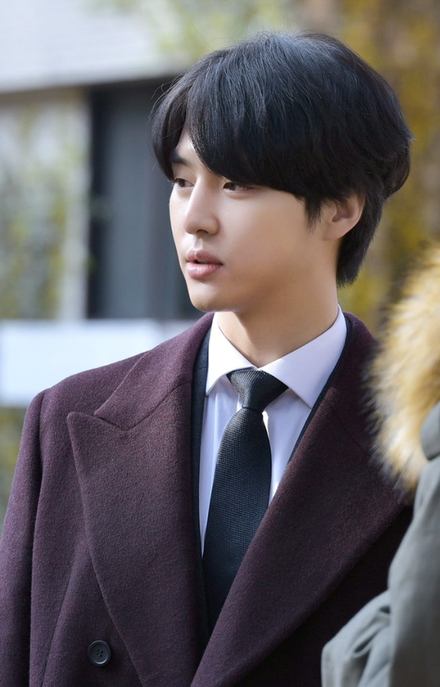 This was Se-jong`s debut drama. He played Do Yoon-wan, a cold and ambitious resident doctor. While not a lead role, it was a significant start to his career.