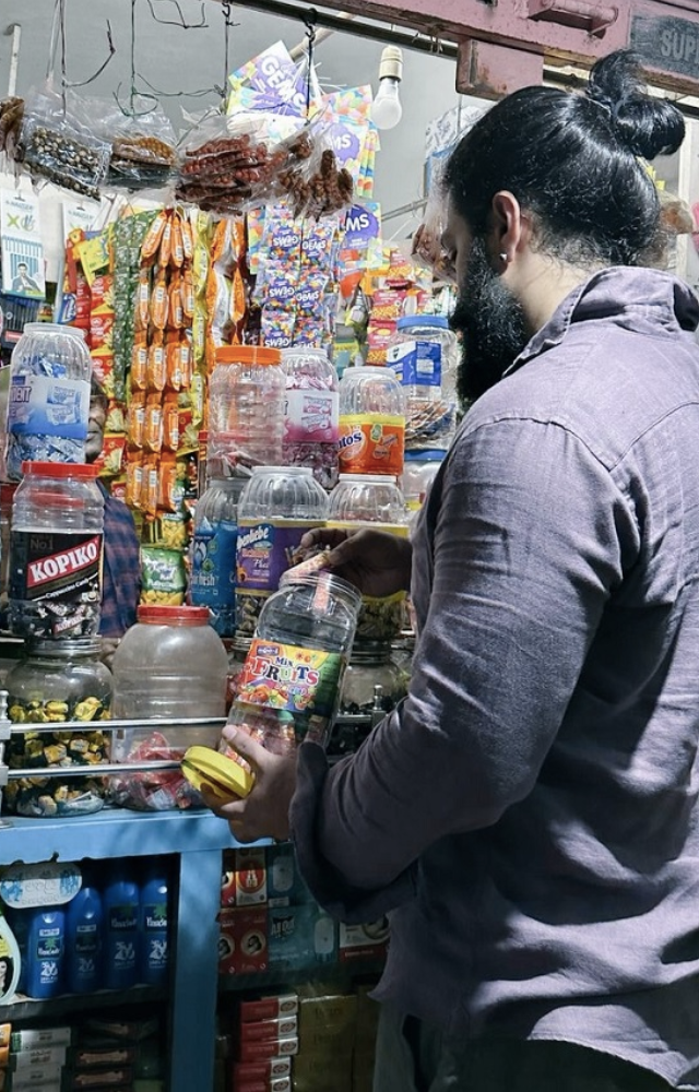 Photos of Yash at the grocery store have surfaced on social media quickly going viral. Fans are captivated by these candid glimpses of the beloved actor