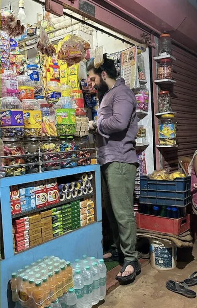 Yash`s heartwarming gesture of buying ice candy for wife Radhika Pandit from a local store is melting hearts and this photo is viral on social media