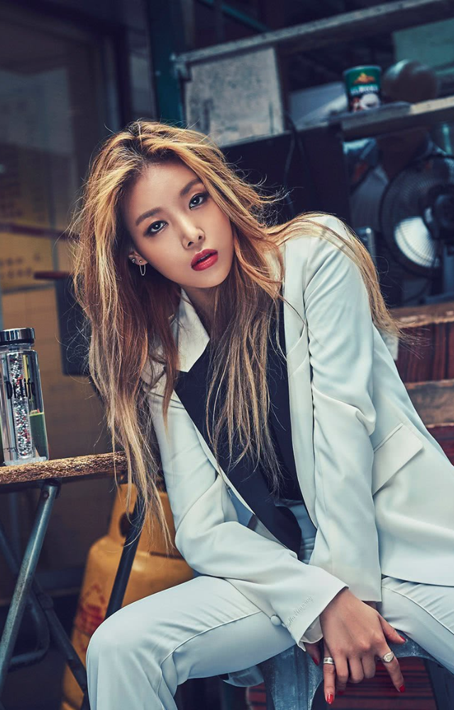 Yubin debuted in 2007 as a rapper and vocalist for Wonder Girls, replacing HyunA.