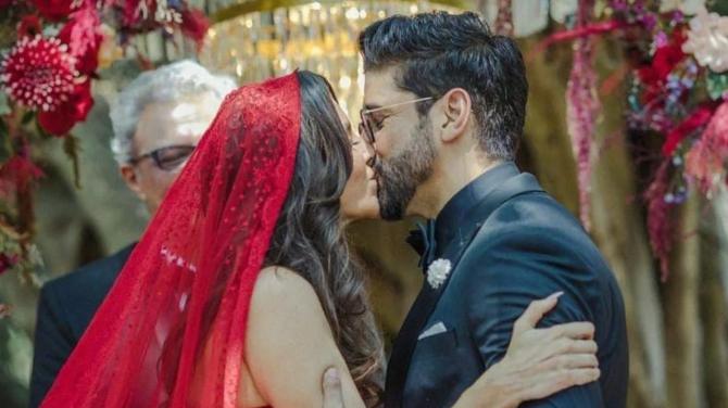 Times When Farhan Akhtar And Shibani Dandekar Set Major Couple Goals With These Adorable Pictures